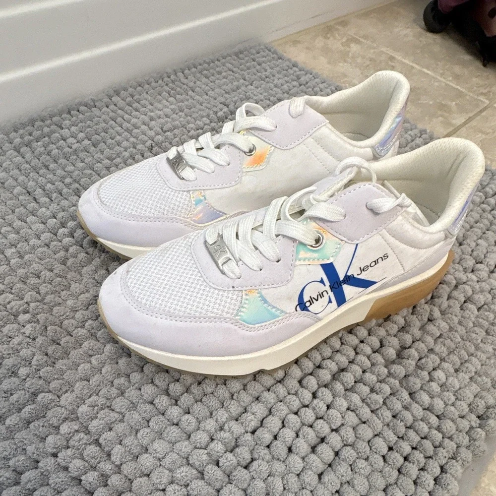 Calvin Klein Jeans Women's Low Top Lace-Up Mesh Sneakers White Iridescent Gum